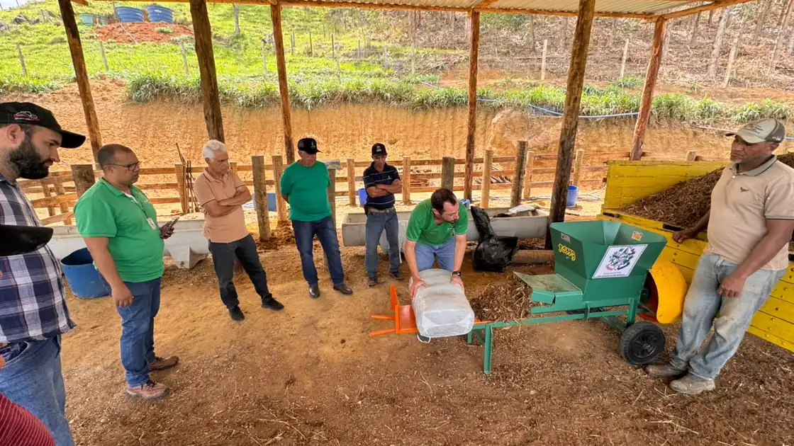 Ensacadeira compacta forragem para armazenamento da alimentação do rebanho.