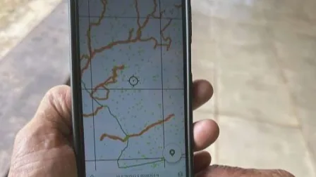 Celular mostra mapa de trilhas de coleta na floresta amazônica
