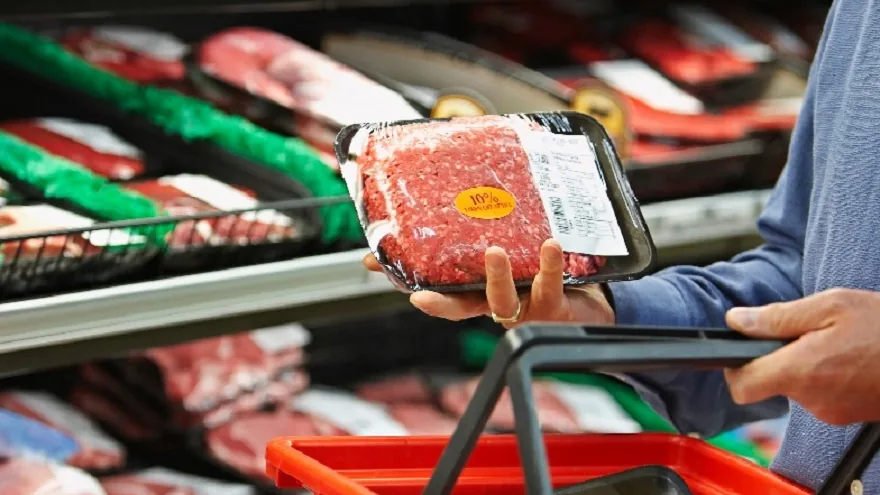 Carne bovina embalada em estabelecimento comercial; requisitos sanitários e rastreabilidade influenciam o acesso a mercados.