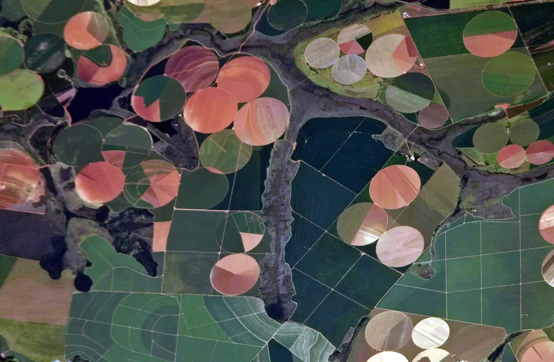 Imagem destacada: paisagem agrícola com talhões e pivôs de irrigação em Minas Gerais