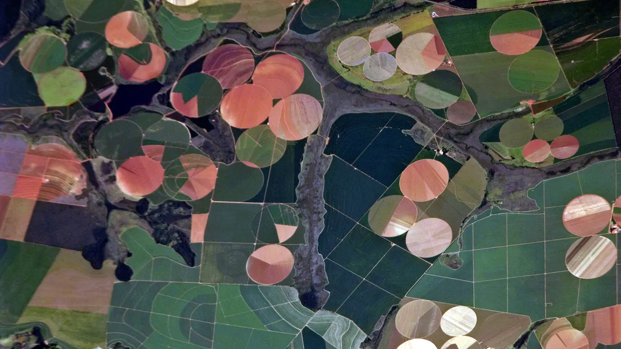 Imagem destacada: paisagem agrícola com talhões e pivôs de irrigação em Minas Gerais