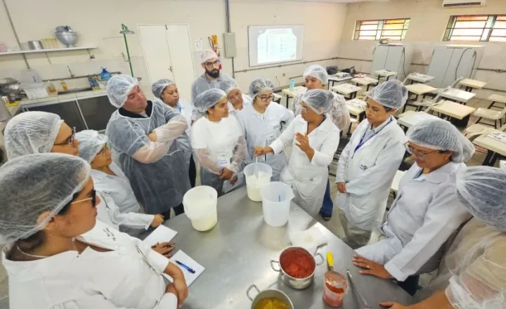 Participantes usam toucas e aventais durante capacitação para produzir derivados de leite de cabra