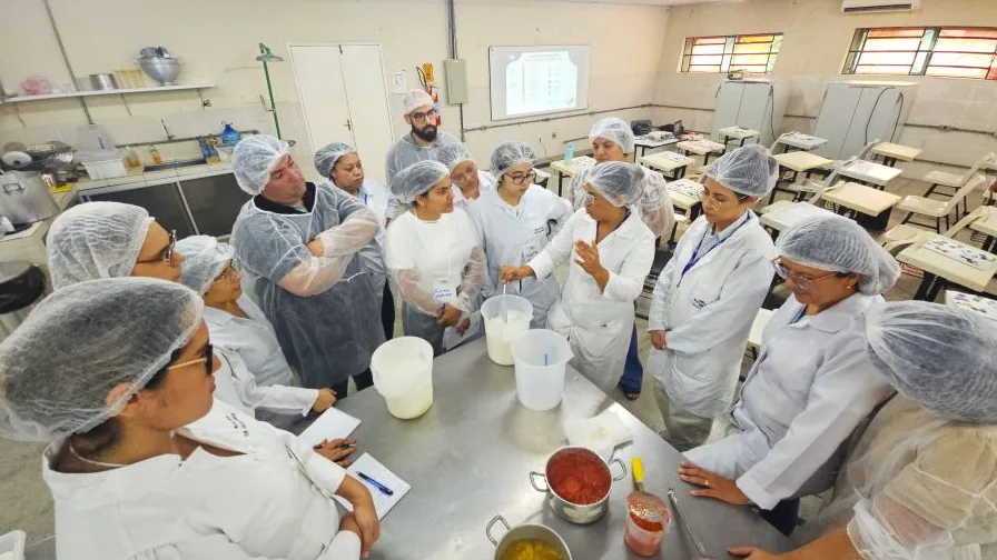 Participantes usam toucas e aventais durante capacitação para produzir derivados de leite de cabra