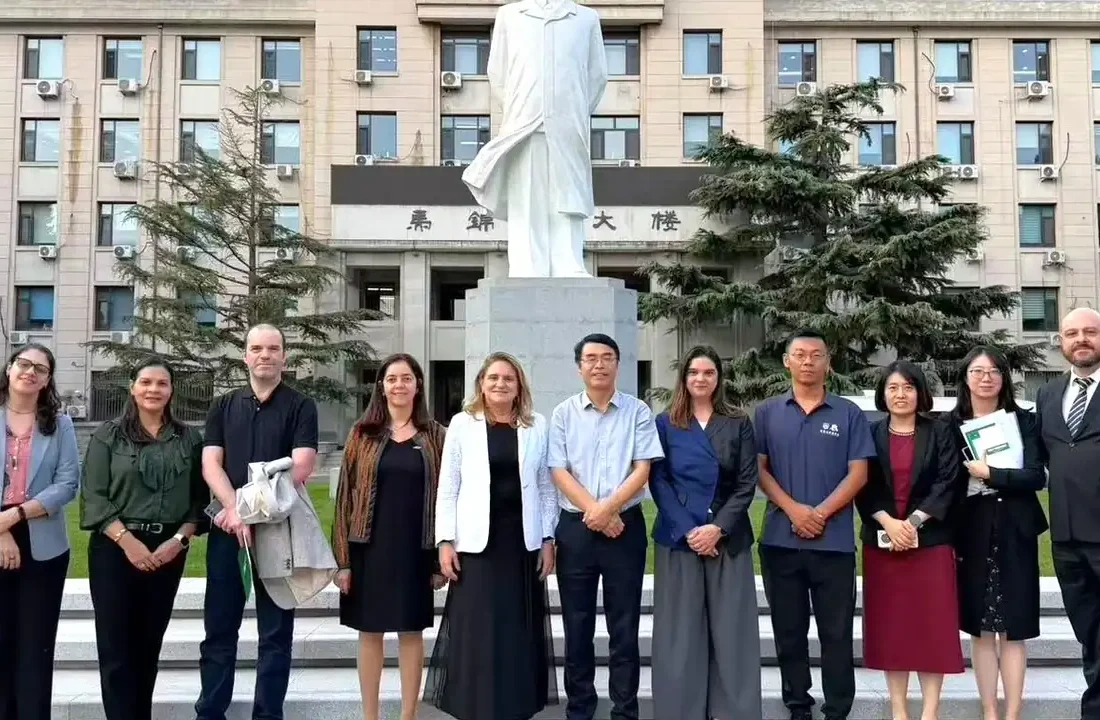 Delegação da Embrapa em frente a prédio da China Agricultural University durante missão em Pequim