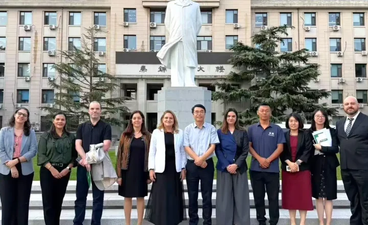 Delegação da Embrapa em frente a prédio da China Agricultural University durante missão em Pequim