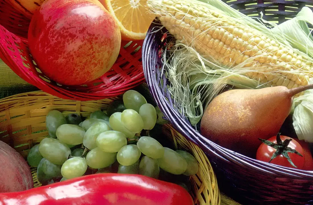 Cestas com frutas e hortaliças — imagem ilustrativa da compra pública de alimentos
