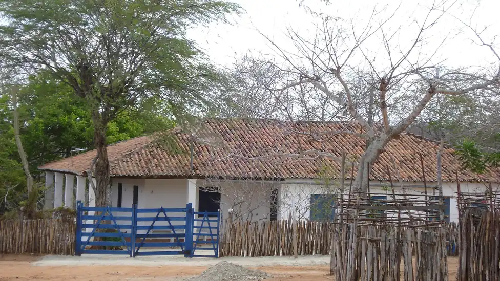 Casa e cercado em propriedade rural do semiárido cearense
