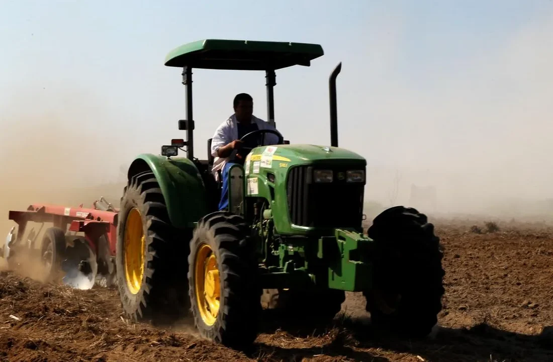Trator usado em atividade agrícola no Acre; imagem contextual do uso de máquinas no campo.