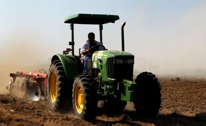 Trator usado em atividade agrícola no Acre; imagem contextual do uso de máquinas no campo.