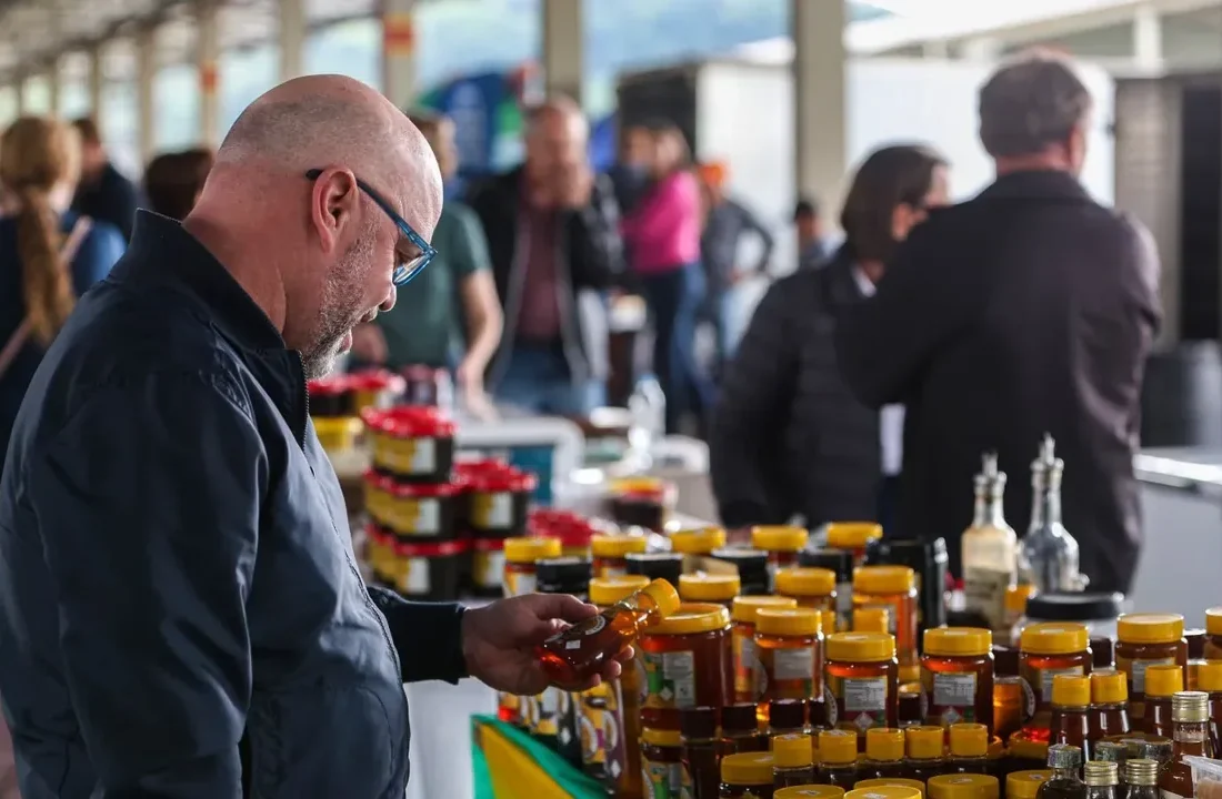 Produtos coloniais expostos em feira da agricultura familiar