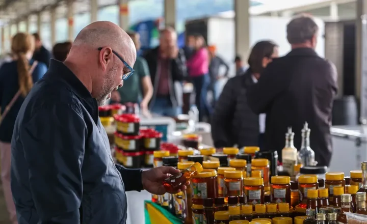 Produtos coloniais expostos em feira da agricultura familiar