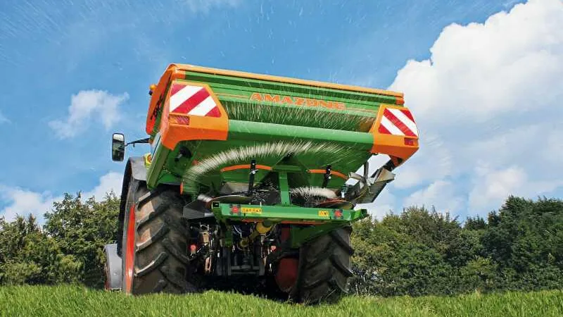 Distribuidor de fertilizante em operação no campo