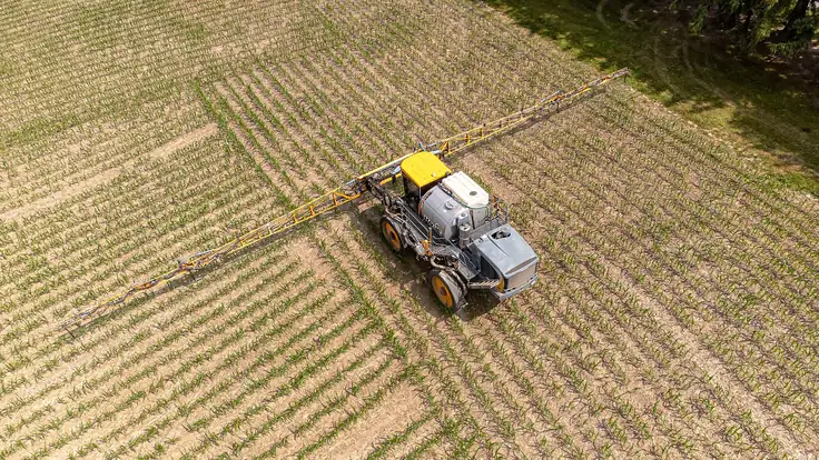 Aplicação de insumo em lavoura com equipamento agrícola