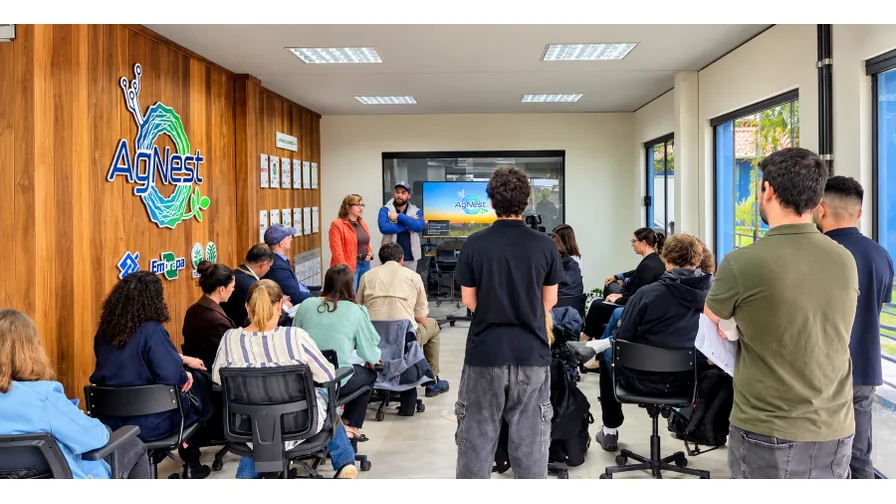 Apresentacao do AgNest para visitantes no laboratorio de inovacao