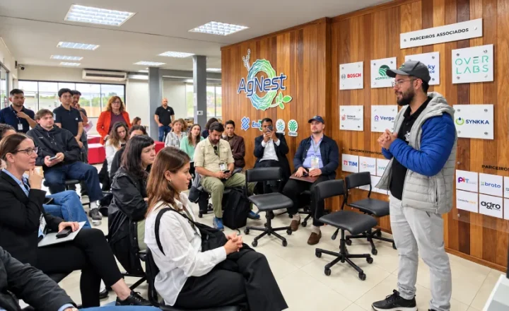 Pesquisador apresenta o AgNest a um grupo de visitantes em Jaguariuna