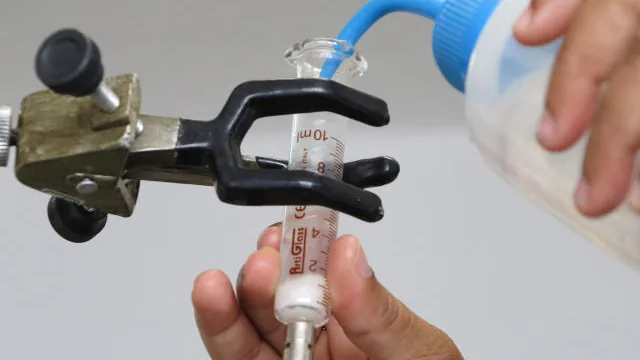 Pesquisador manipula uma seringa no Laboratório de Ciência e Tecnologia de Alimentos da Embrapa Mandioca e Fruticultura