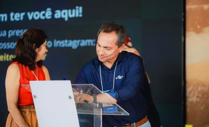 Representante da Embrapa Algodão assina renovação do acordo do AgroSertão na Festa do Boi 2026