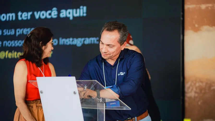 Representante da Embrapa Algodão assina renovação do acordo do AgroSertão na Festa do Boi 2026