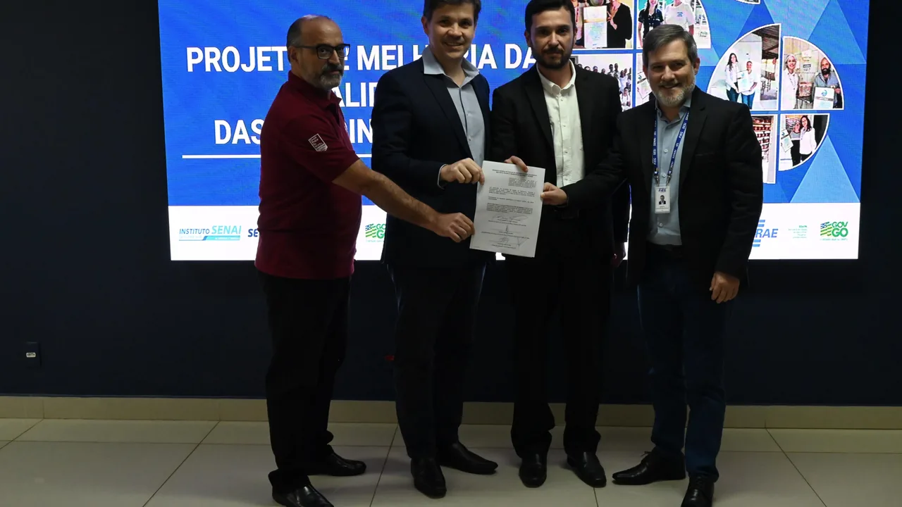 Representantes assinam documento durante cerimônia do Programa Alimento Confiável em Goiás