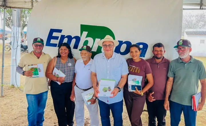 Equipe da Embrapa e participantes do Sertão Rural Show 2026, em Santana do Ipanema, Alagoas