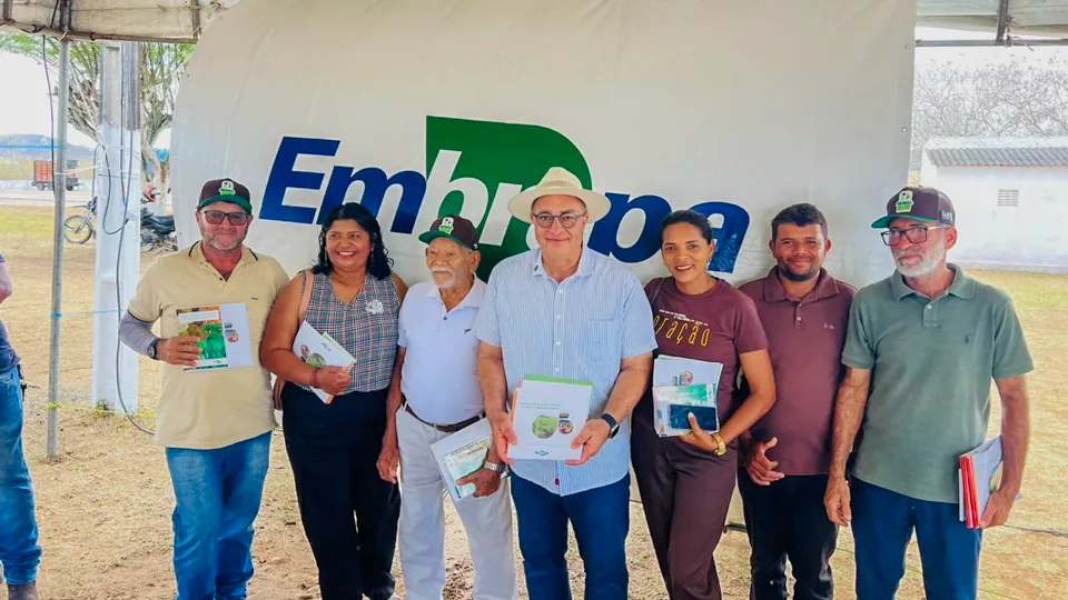 Equipe da Embrapa e participantes do Sertão Rural Show 2026, em Santana do Ipanema, Alagoas