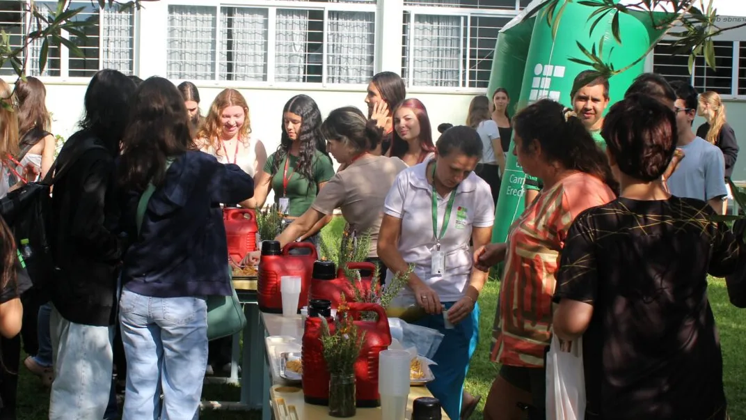 Feira agroecológica do IFRS reúne produtores e público em uma área de venda de alimentos