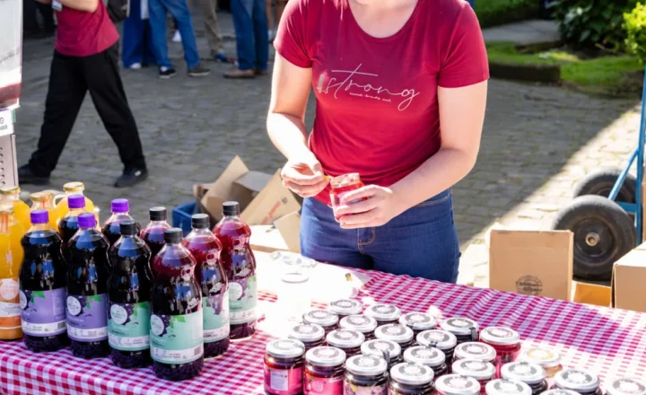 Banca de bebidas e geleias em feira de alimentos do IFRS