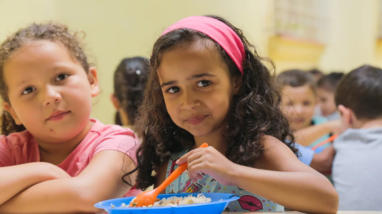 Refeição servida em escola pública durante a merenda escolar
