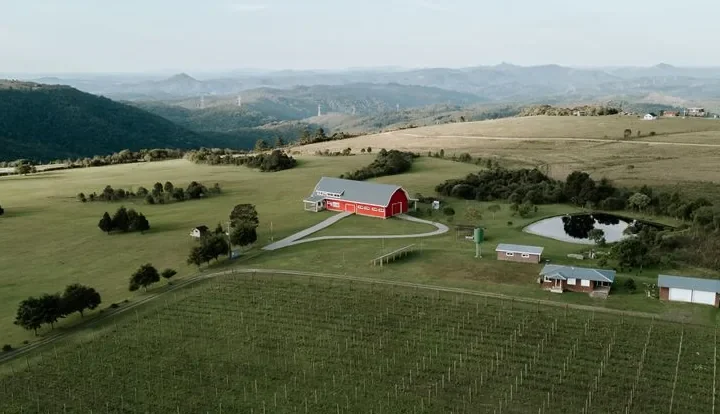 Vista aérea de propriedade rural com lavoura e casa de fazenda