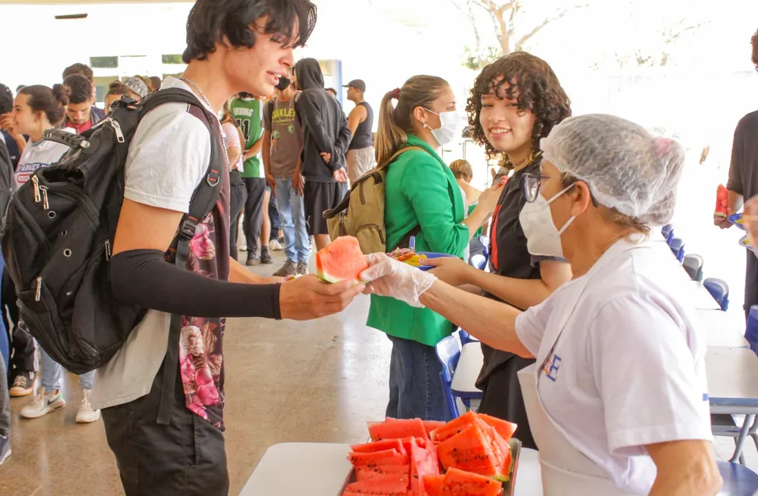 Estudante recebe melancia em escola pública atendida por alimentos da agricultura familiar