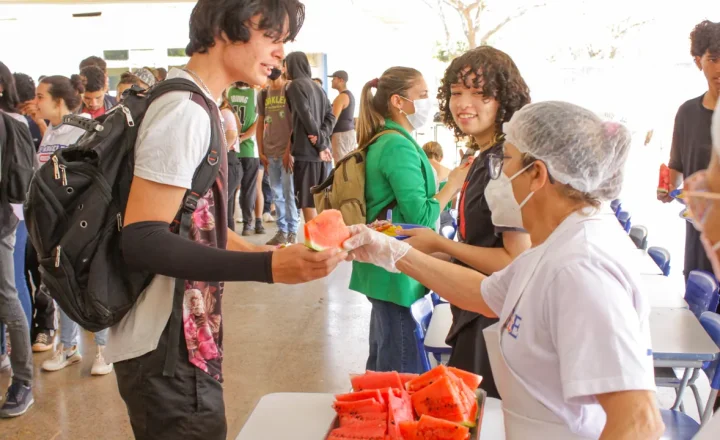 Estudante recebe melancia em escola pública atendida por alimentos da agricultura familiar