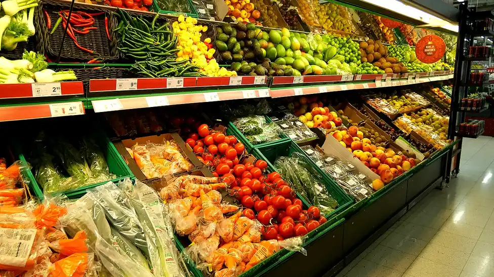 Hortaliças expostas em caixas no mercado, imagem contextual sobre o transporte de produtos vegetais