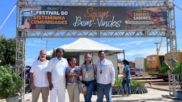 Participantes diante da faixa do 1º Festival do Sisteminha Comunidades, em evento da Embrapa
