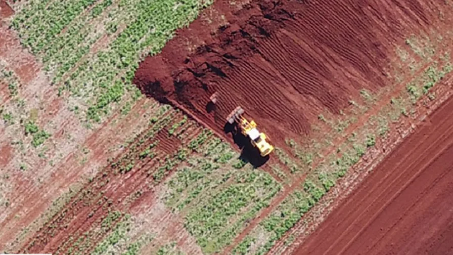 Máquina trabalhando na construção de terraço em área agrícola do Paraná