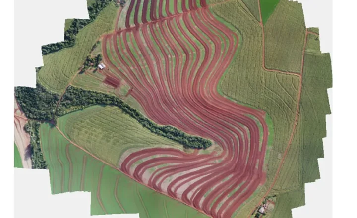 Vista aérea de terraços agrícolas redimensionados em uma microbacia rural do Paraná