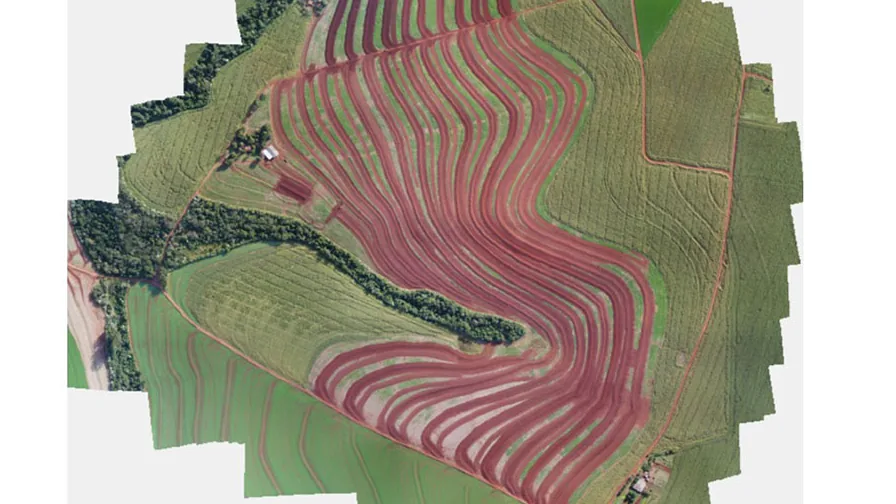 Vista aérea de terraços agrícolas redimensionados em uma microbacia rural do Paraná